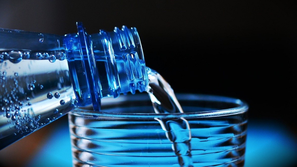 Les microplastiques dans l'eau de distribution et les bouteilles en  plastique